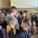 Dziewczynki malują twarze.jpg