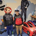 Dwaj chłopcy stoją w Komendzie Miejskiej Policji.jpg