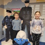 Dziewczynka i chłopiec sna tle sylwetek policjantów.jpg