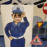 Dziewczynka na tle sylwetki policjanta.jpg