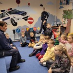 Uczniowie klasy II b na zajęciach w Komendzie Miejskiej Policji.jpg
